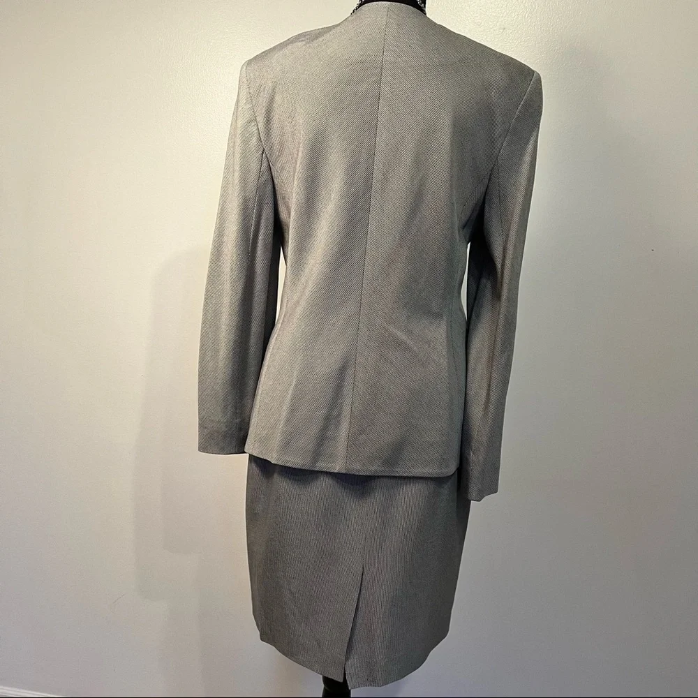 Vintage Yansi Fugel 2-piece suit, classy, front button closure. Size 6